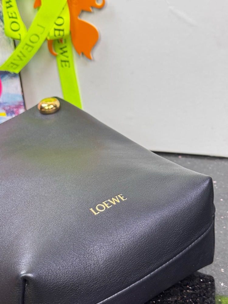 LOEWE Logo特寫 LOEWEPebble pouch 手機包 頂級復刻