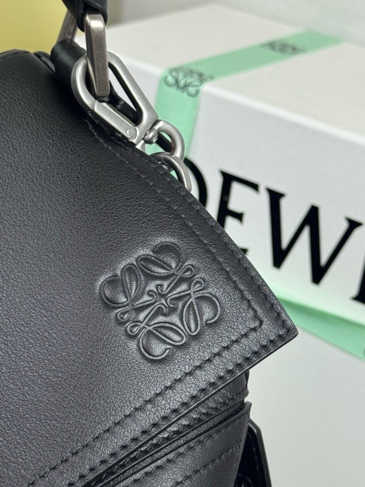 LOEWE Logo特寫 LOEWEPuzzle Biker 机车包 頂級復刻