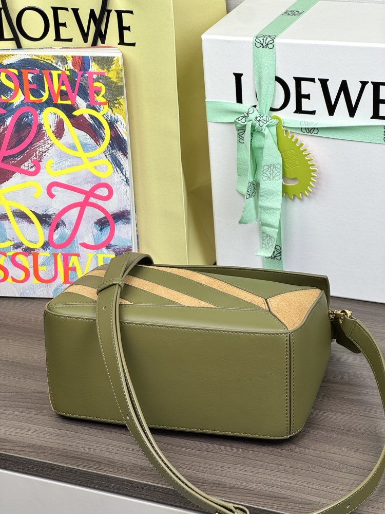 LOEWE Logo特寫 LOEWEPuzzle 小号牛皮 绒面手袋 頂級復刻