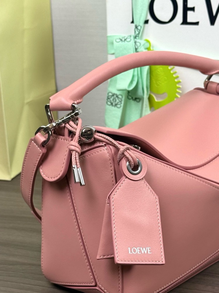 LOEWE Logo特寫 LOEWEFeatherlight Puzzle 手袋 頂級復刻