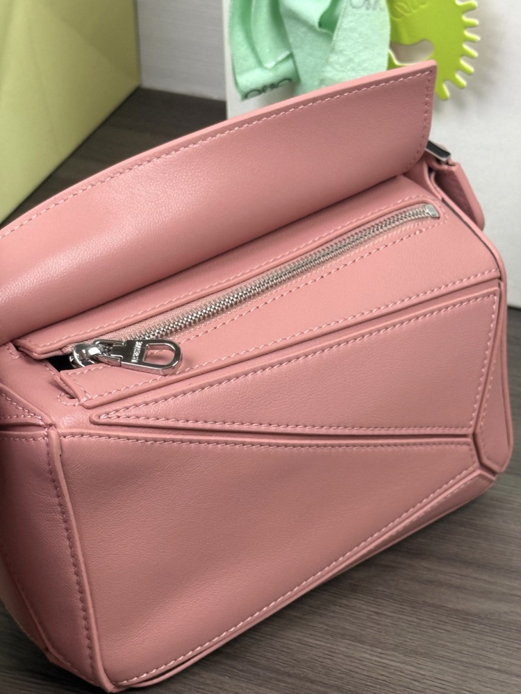 LOEWE Logo特寫 全新 LOEWE 小號納帕羊皮 Featherlight Puzzle 手袋 頂級復刻