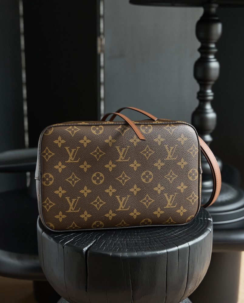 LV Logo特寫 LV M44887 中號手袋 頂級復刻