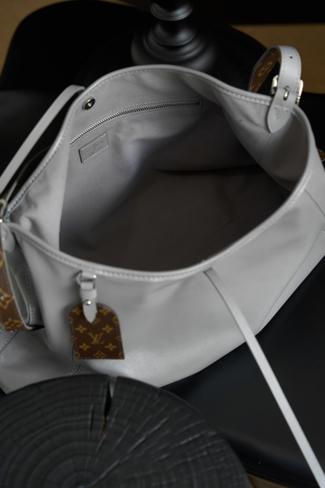LV Logo特寫 LV M12583 中號手袋 頂級復刻