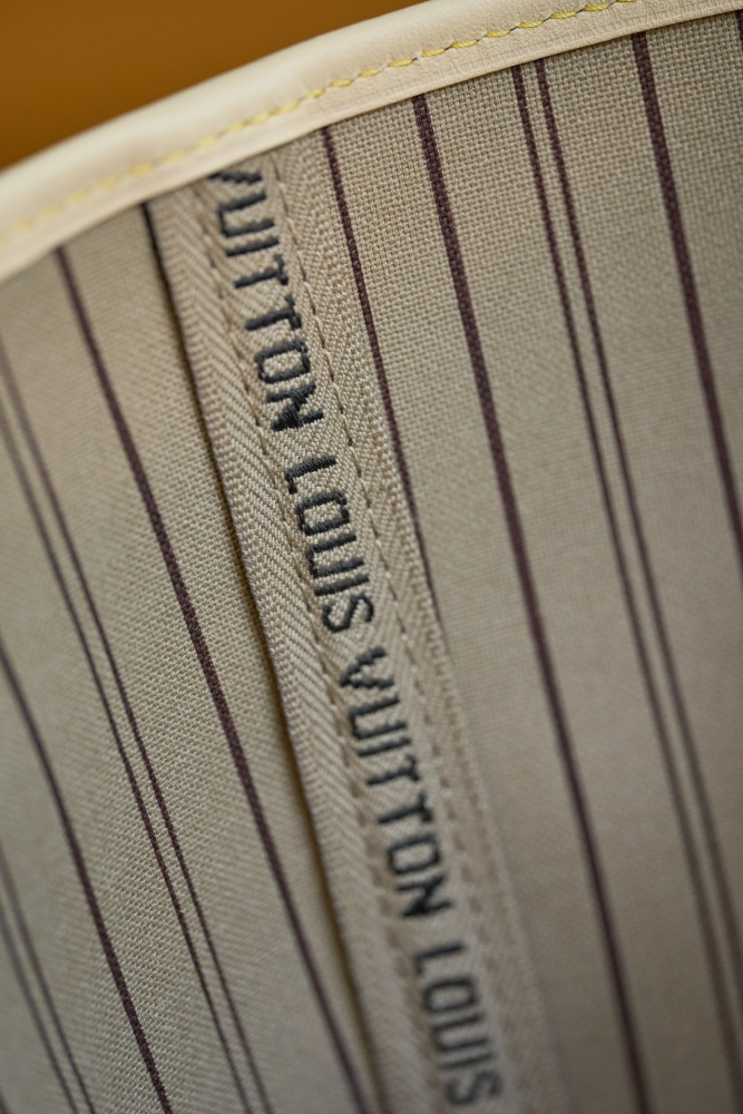 LV Logo特寫 LV M46975 中號手袋 頂級復刻
