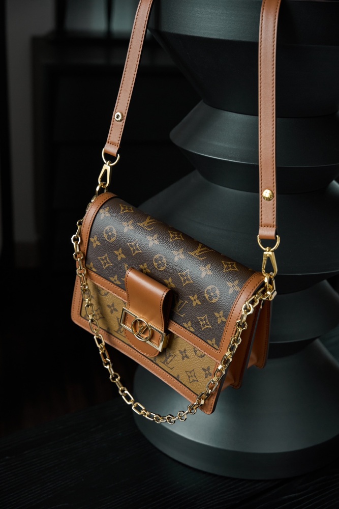 LV Logo特寫 LV M45958 DAUPHIN 中號手袋 頂級復刻