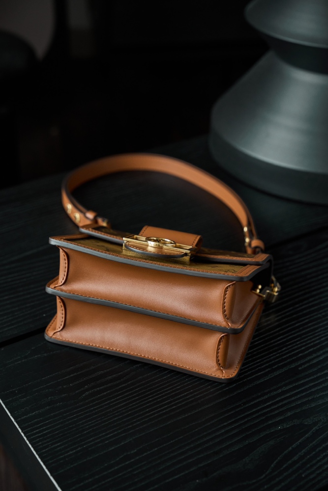 LV Logo特寫 LV M45959 DAUPHIN 小號手袋 頂級復刻