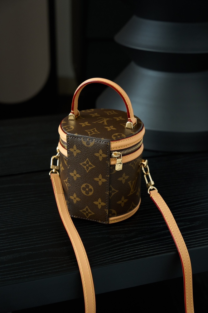LV Logo特寫 LV M82952 手袋 頂級復刻