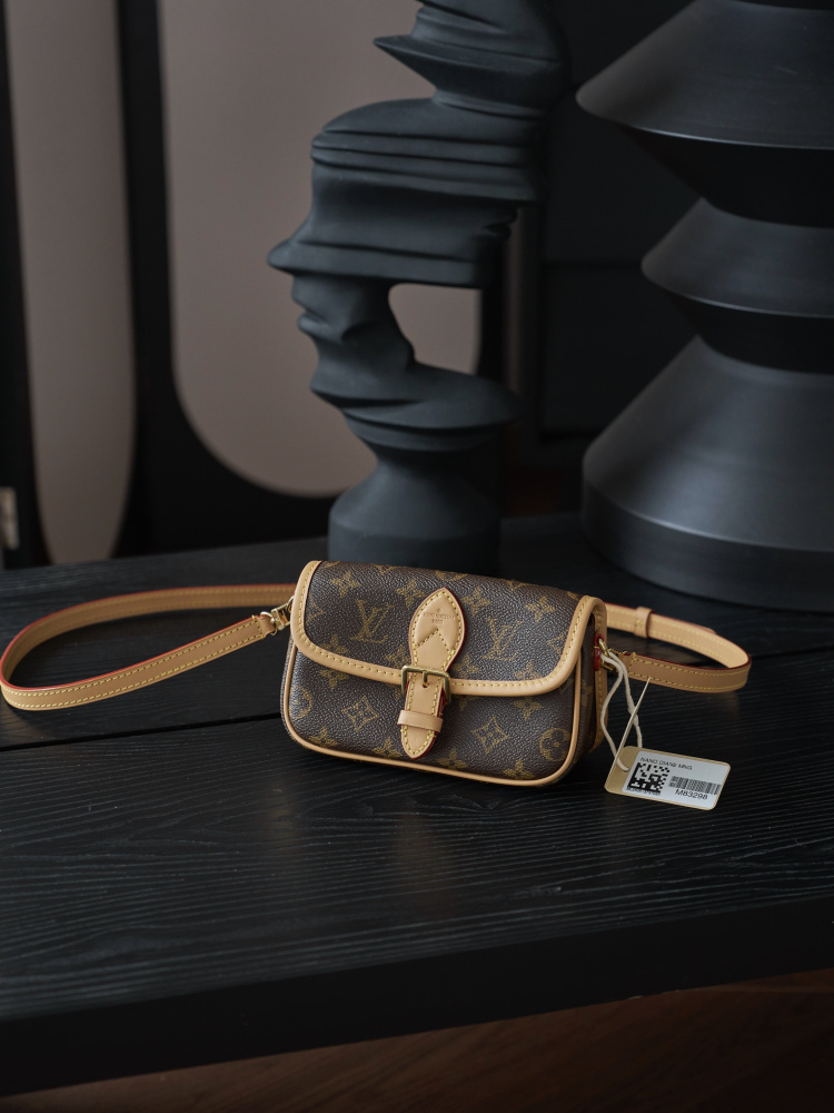 LV Logo特寫 LV M83298 DIANE 小號手袋 頂級復刻