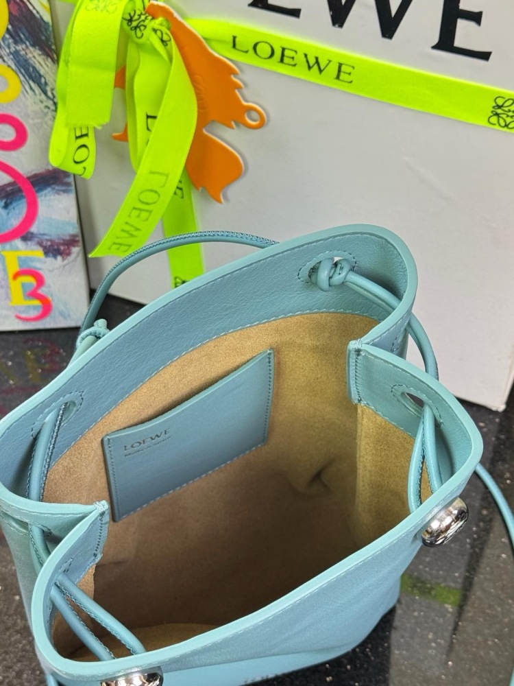 肩帶/手把細節 LOEWEPebble pouch 手机包 頂級復刻