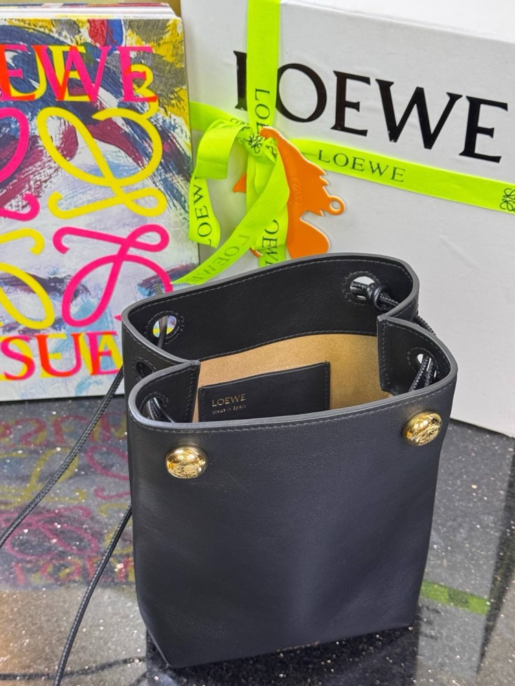 肩帶/手把細節 LOEWEPebble pouch 手機包 頂級復刻