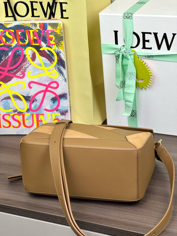 肩帶/手把細節 LOEWEPuzzle 小号牛皮 绒面手袋 頂級復刻