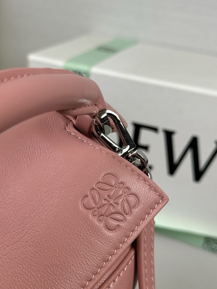 肩帶/手把細節 全新 LOEWE 小號納帕羊皮 Featherlight Puzzle 手袋 頂級復刻