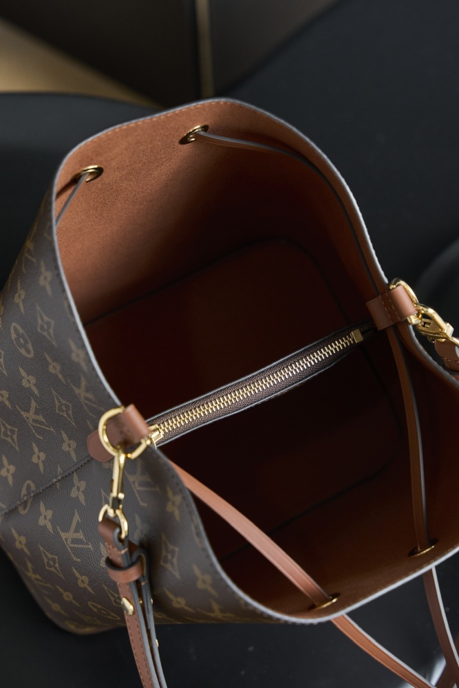 肩帶/手把細節 LV M44887 中號手袋 頂級復刻