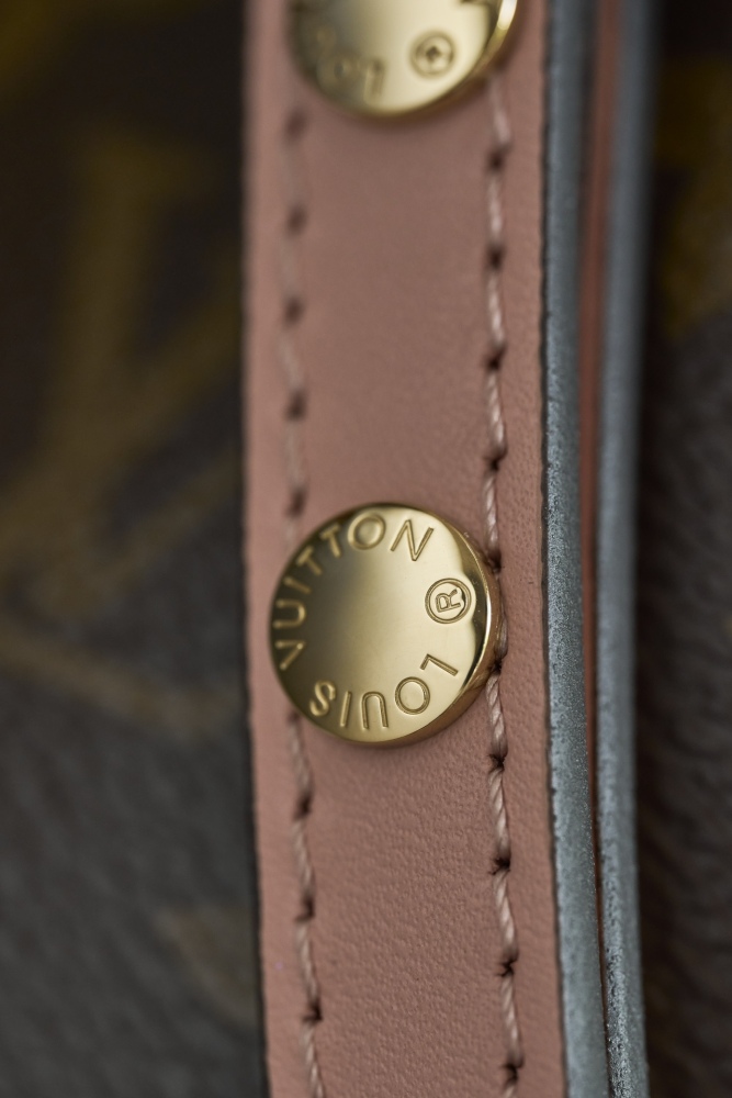 LV Logo特寫 LV M44022 中號手袋 頂級復刻