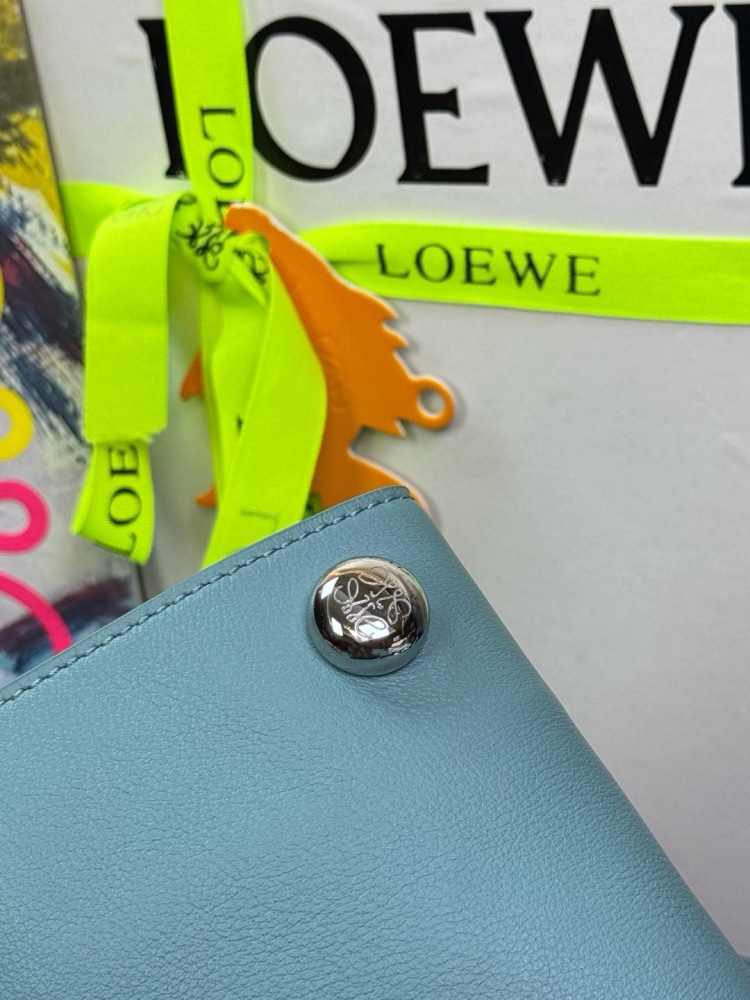LOEWEPebble pouch 手机包第1角度展示 頂級復刻品質