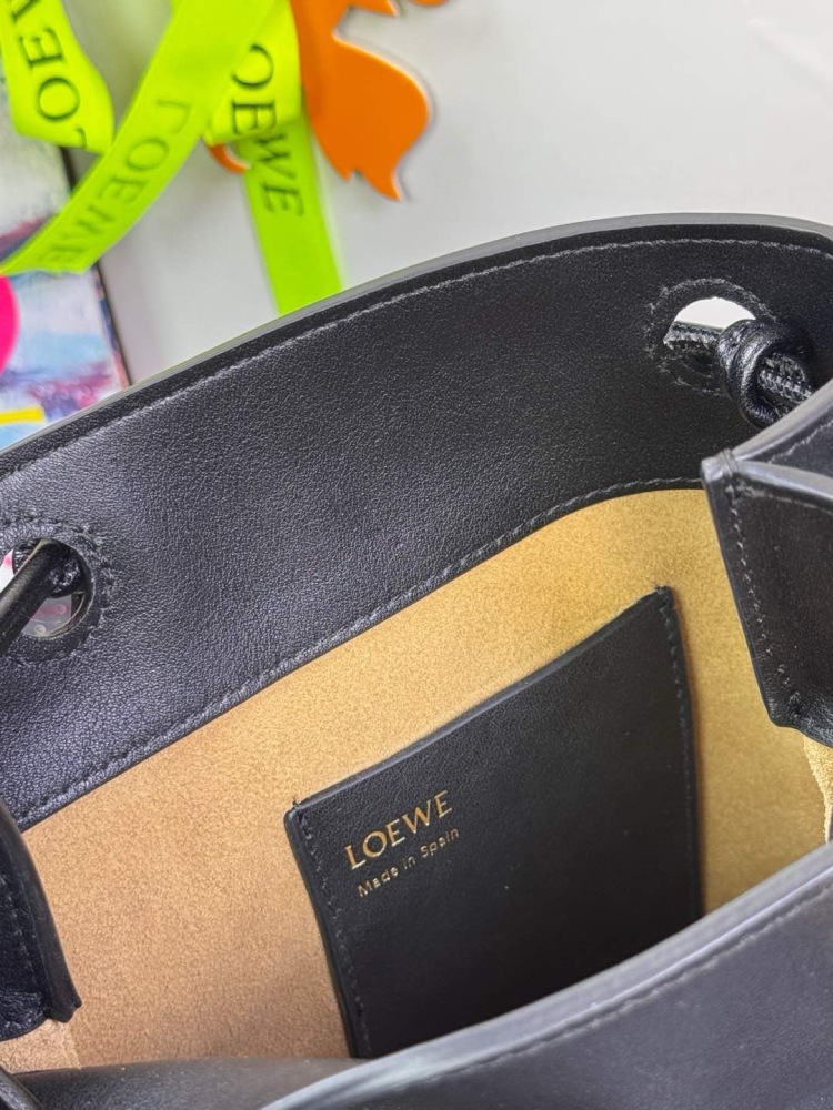 LOEWEPebble pouch 手機包第1角度展示 頂級復刻品質