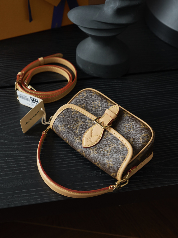 LV M83298 DIANE 小號手袋第2角度展示 頂級復刻品質