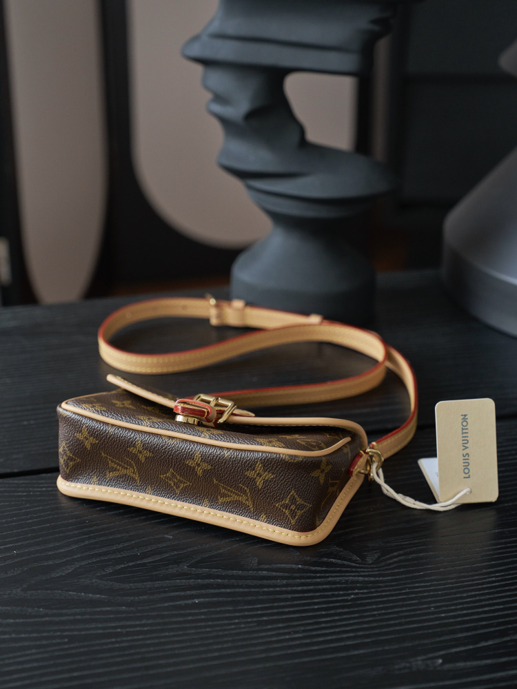 LV M83298 DIANE 小號手袋第3角度展示 頂級復刻品質