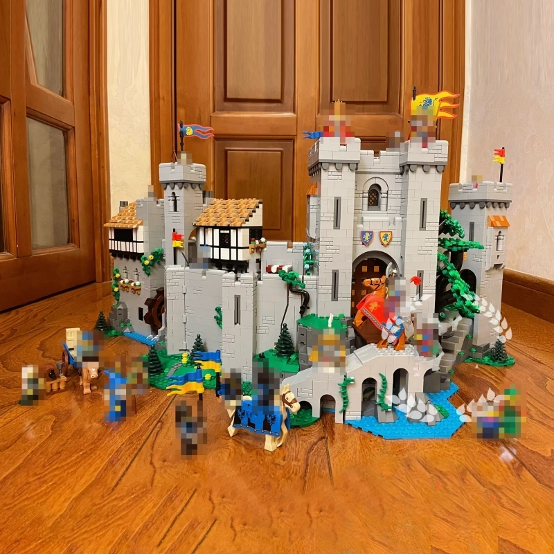 Lion King's Castle Creator Expert 10305