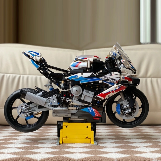 BMW M 1000 RR Technic 42130