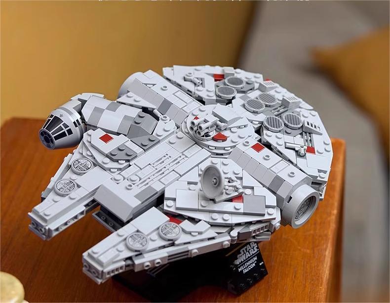 Millennium Falcon Star Wars 75375
