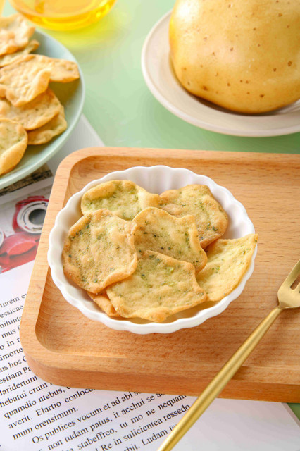 Yogurt onion flavored potato chips