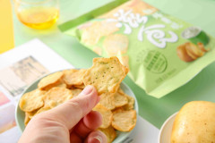 Yogurt onion flavored potato chips