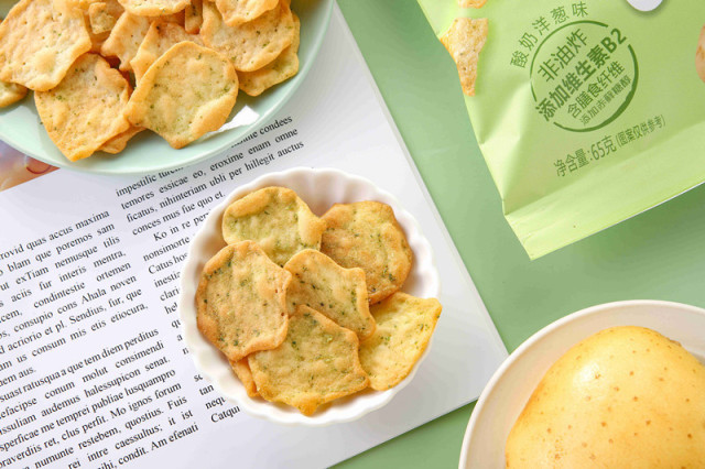 Yogurt onion flavored potato chips