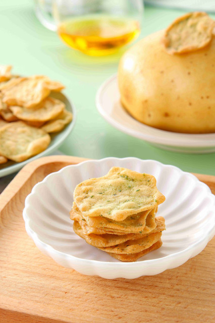 Yogurt onion flavored potato chips