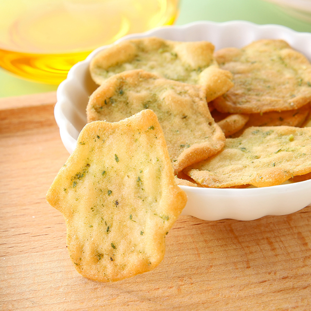 Yogurt onion flavored potato chips