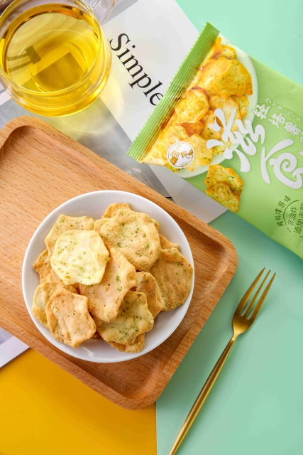 Yogurt onion flavored potato chips