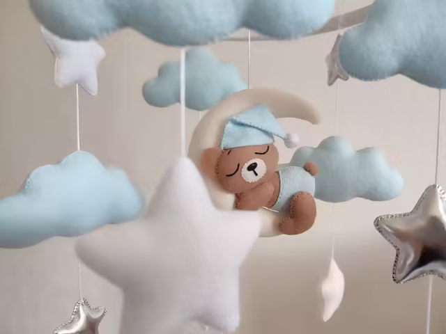 منتجات أطفال جديدة فاخرة ديكور معلق ألعاب مصنوعة يدويًا حضانة أطفال موسيقية فتاة من اللباد دب محشو ألعاب أطفال متحركة