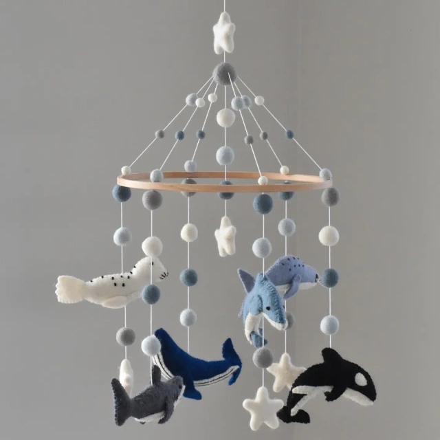 ديكور غرفة الأطفال على شكل فقمة محايدة أو دولفين أو حوت أو حيوانات المحيط أو كرة موسيقية من اللباد أو ألعاب متحركة للأطفال لسرير الطفل