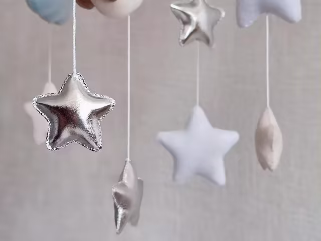 منتجات أطفال جديدة فاخرة ديكور معلق ألعاب مصنوعة يدويًا حضانة أطفال موسيقية فتاة من اللباد دب محشو ألعاب أطفال متحركة