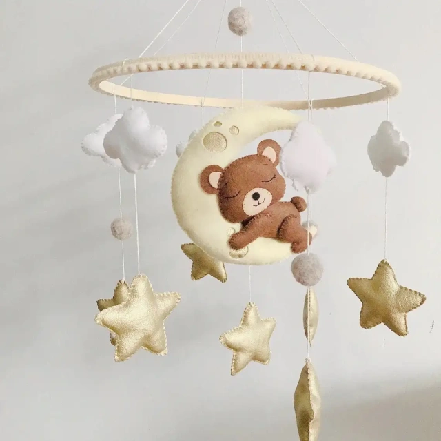 منتجات أطفال CE CPC محشوة بدب سليبى معلق كرات صوفية ناعمة ألعاب خشبية سرير أطفال قرآن موسيقي ألعاب أطفال من اللباد مع إطار
