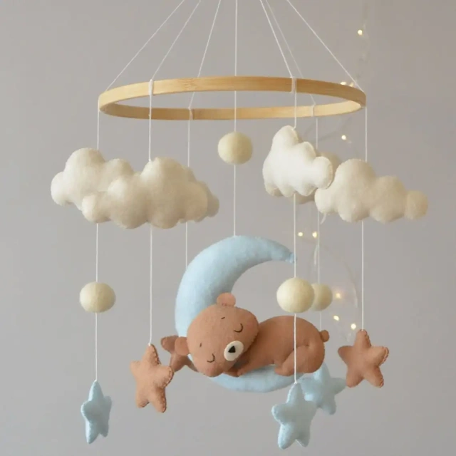 ألعاب معلقة ناعمة مصنوعة يدويًا على شكل دب نائم، سرير خشبي للأطفال، سرير أطفال من اللباد، قرآن، ألعاب محمولة للأطفال للأولاد