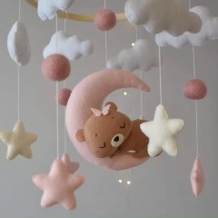 ألعاب معلقة ناعمة مصنوعة يدويًا على شكل دب نائم، سرير خشبي للأطفال، سرير أطفال مصنوع من اللباد، قرآن، ألعاب محمولة للأطفال للأولاد