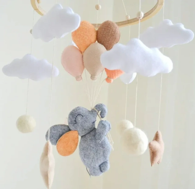 زينة غرفة الأطفال المصنوعة حسب الطلب في الصين مصنوعة من كرات محايدة وردية ورمادية مزخرفة بالباستيل مصنوعة من اللباد على شكل فيل للأطفال