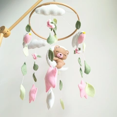 حلقات خشبية معلقة مصنوعة يدويًا بالكامل مخصصة بالكامل، طيور خياطة وردية على شكل دب للأطفال