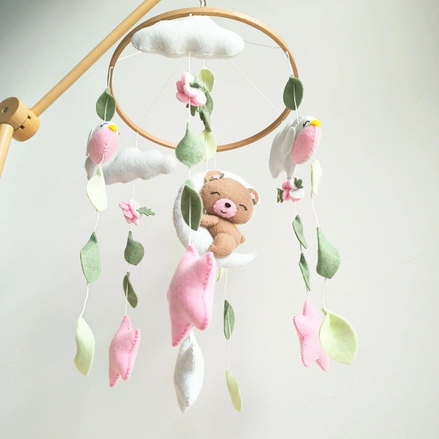 حلقات خشبية معلقة مصنوعة يدويًا بالكامل مخصصة بالكامل، طيور خياطة وردية على شكل دب للأطفال