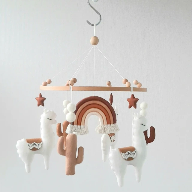 Jouet mobile en feutre pour berceau de bébé en forme d'étoile arc-en-ciel en forme de cactus en alpaga