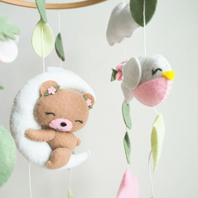 حلقات خشبية معلقة مصنوعة يدويًا بالكامل مخصصة بالكامل، طيور خياطة وردية على شكل دب للأطفال