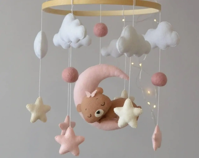 ألعاب أطفال معلقة ناعمة على شكل دب نائم مصنوعة يدويًا من CPC CE، سرير أطفال موسيقي من خشب السفاري، سرير أطفال مصنوع من اللباد، القرآن الكريم، ألعاب أطفال متحركة بإطار