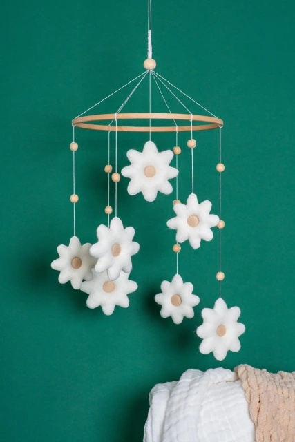 Mobiles pour bébé en bois à suspendre au lit de bébé neutre, décoration de chambre d'enfant, en feutre, faits à la main, motif floral marguerite