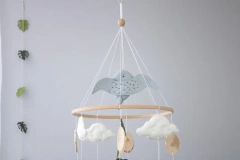 منتجات أطفال CE CPC مصنوعة يدويًا على شكل ديناصور محشو وكرة صوف معلقة وألعاب ناعمة بإطار خشبي وسرير موسيقي وقرآن كريم وألعاب أطفال متحركة من اللباد