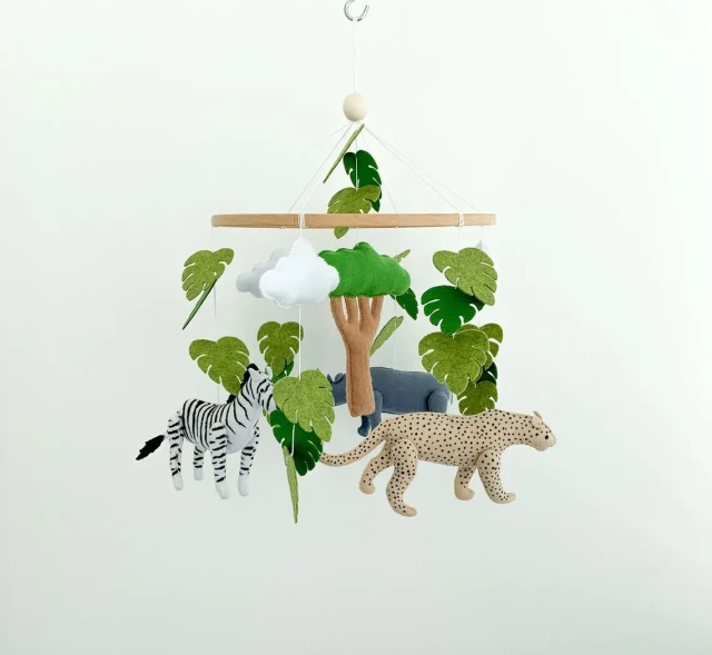 Décoration murale de chambre de bébé neutre, animaux en peluche en feutre, berceau suspendu, jungle, safari, mobile pour bébé pour garçon et fille