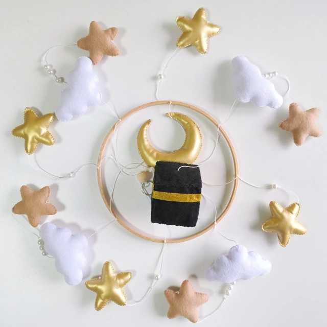 سرير أطفال من اللباد بتصميم بوهو مع مكعب قرآني إسلامي على شكل الكعبة، سرير أطفال متحرك معلق به ألعاب