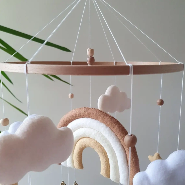 سرير أطفال محايد للجنسين للبيع بالجملة، سرير أطفال ناعم من البوليستر الملبد، ألعاب أطفال على شكل قوس قزح، ألعاب أطفال