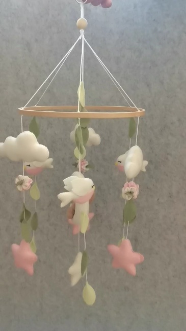 حلقات خشبية معلقة مصنوعة يدويًا بالكامل مخصصة بالكامل، طيور خياطة وردية على شكل دب للأطفال