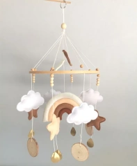 سرير أطفال معلق مصنوع يدويًا من اللباد بألوان قوس قزح